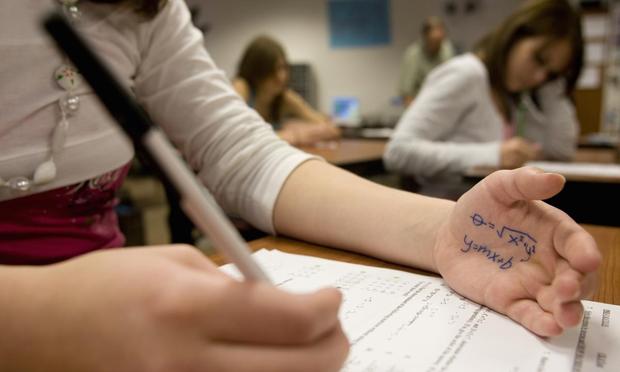 Un alumno copiando en un examen de matemáticas. (Andrew Sacks)