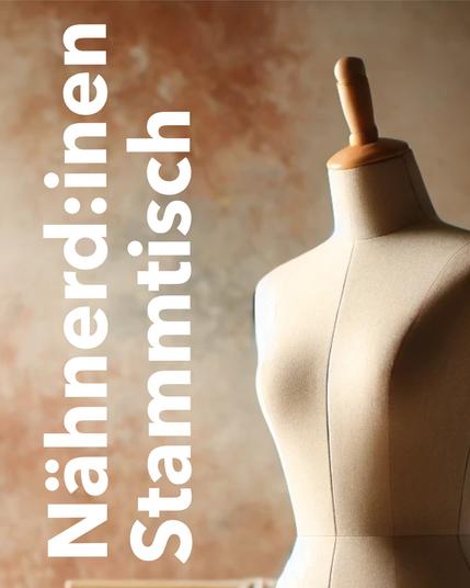 Brauner Hintergrund. Beige Schneiderpuppe in der rechten Bildhälfte. Links Senkrechter Text: Nähnerd:inen Stammtisch