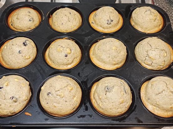 Frisch gebackene Muffins im Blech.