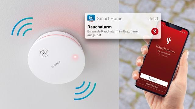 Zwei Bilder des Bosch Rauchwarnmelder II an einer Zimmerdecke sowie einem Smartphone, auf dem gerade ein Rauchalarm eingeht. Foto (c) Bosch.
