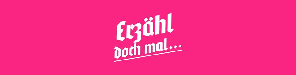 Grafik zur Public Storytelling Kampagne rund um das Spiel "Meine Oma (88)". Es hat einen pinken Hintergrund auf dem in weißer Frakturschrift "Erzähl doch mal..." geschrieben steht.