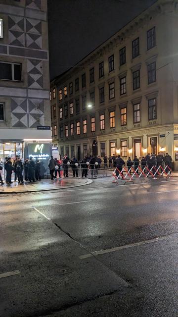 Eine Reihe Polizist*innen blockiert den Zugang zu einer Gasse