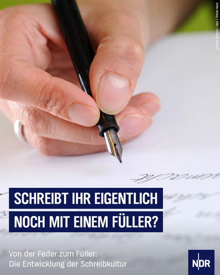 Bild: Eine Hand führt einen Füllfederhalter über ein Blatt Papier.
Text: Schreibt ihr eigentlich noch mit einem Füller?
Von der Feder zum Füller: Die Entwicklung der Schreibkultur