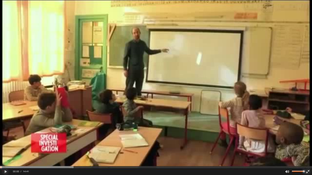 Un enseignant d'école  primaire devant sa classe.