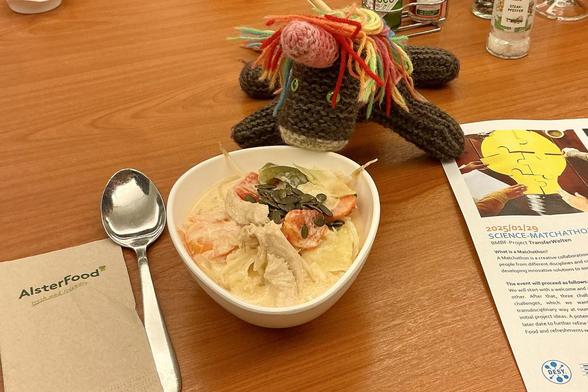 Max, das bunte Stickhorn, mit einem kleinen Süppchen.