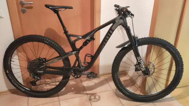 Ein Mountainbike lehnt im Kellervorraum.