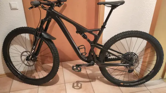 Ein Mountainbike lehnt im Kellervorraum.