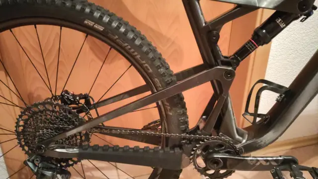 Detailaufnahme eines Mountainbikes mit Fokus auf den Antrieb und Dämpfer der Hinterradfederung.