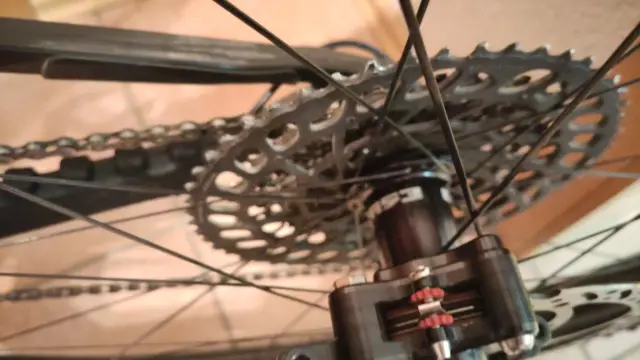 Detailaufnahme von Hinterradnabe, Kassette und Bremssattel eines Mountainbikes.