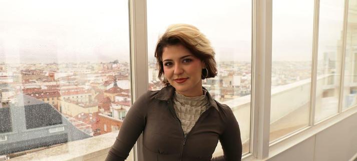 Alba Reche en la terraza de LOS40 / Marta Córdoba Aparicio