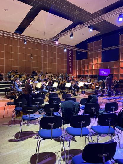 Orchester im Probensaal mit Aufbau und Licht