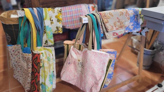 Sacs coupés à partir de matières recyclées en cours de fabrication
