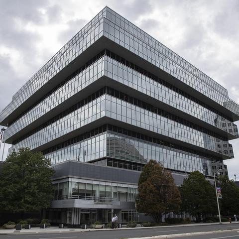 In foto edificio della sede della casa farmaceutica americana
