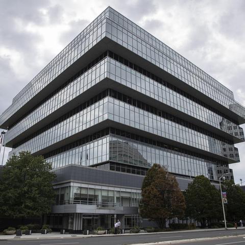 In foto edificio della sede della casa farmaceutica americana