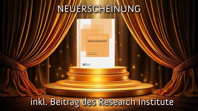 Ein aufgezogener Vorhang, auf einem Podest steht gut beleuchtet das Jahrbuch Datenschutzrecht 2024 von Herausgeber Dietmar Jahnel