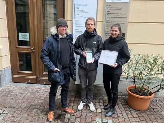 Johanna Kaiser und Prof. Dr. Julian Schmitz (Mitte) wurden für die Initiative "LIFENET" von VBG-Mitarbeiter Martin Kirsten (links) ausgezeichnet.
Foto: Susann Sika/Universität Leipzig