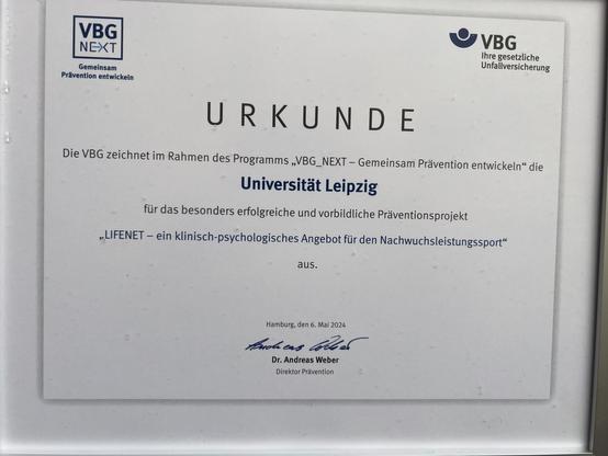 Die Urkunde für die Initiative "LIFENET", Foto: Susann Sika/Universität Leipzig