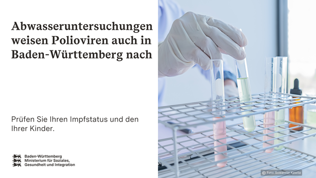 Mehrere Reagenzgläser mit hellroter und hellgrüner Flüssigkeit befinden sich in einem Metallsgestell. Eine Person mit Schutzhandschuh stellt ein weiteres Reagenzglas dazu. Text: Abwasseruntersuchungen weisen Polioviren auch in Baden-Württemberg nach. Prüfen Sie Ihren Impfstatus und den Ihrer Kinder.