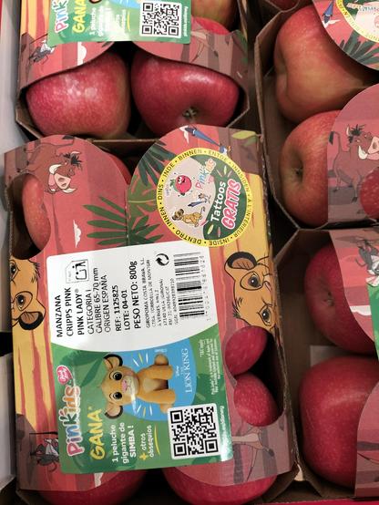 Caja de manzanas del supermercado con una promoción de El Rey León donde regalan tattoos y sortean un peluche de Simba