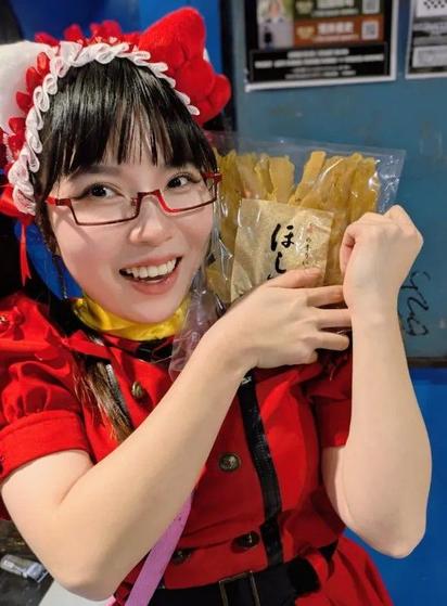Menma holds up gift noodles