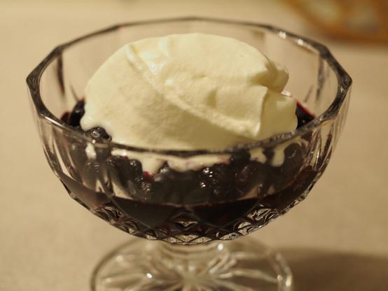 Eine kleine Portion der Ziegenfrischkäse-Creme auf einem Blaubeerkompott