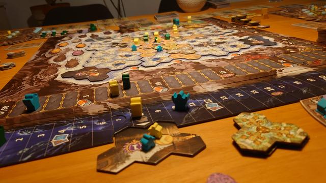 Spielaufbau von Revive mit der Erweiterung "Ruf aus der Tiefe"