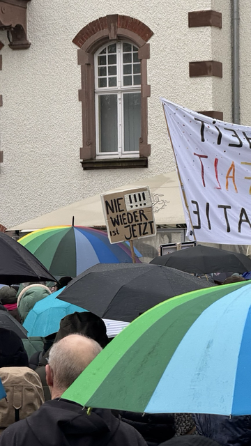 Plakat mit der Aufschrift "Nie wieder ist jetzt!!!!"