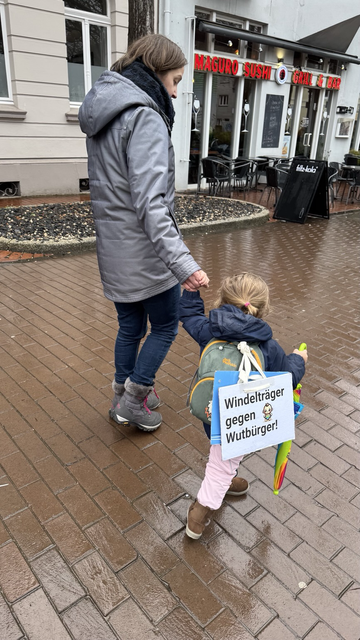 Kleines Mädchen mit Plakat: "Windelträger gegen Wutbürger!"