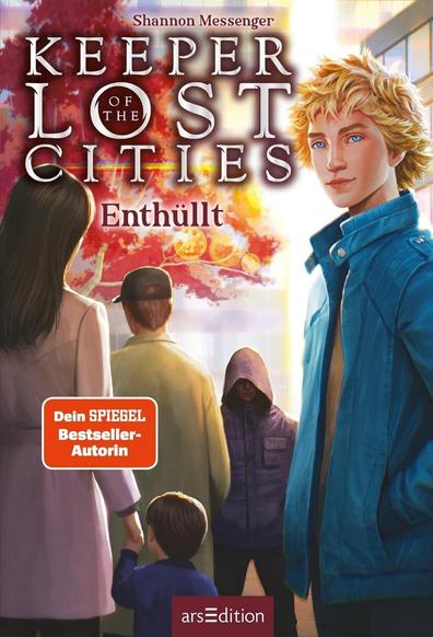 Das Cover zum Jugendfantasyroman Enthüllt von Shannon Messenger ist gezeichnet. Rechts im Vordergrund sieht eine junge Person an uns vorbei in die Ferne. Sie trägt eine Übergangsjacke und steckt die Hände in ihre Taschen. Links steht eine Person mit langen Haaren mit dem Rücken zu uns. Sie trägt einen Mantel, der bis zu den Knien geht. An der rechten Hand hält sie ein Kind, ebenfalls mit dem Rücken zu uns, das der anderen Person etwa bis zum Beinansatz geht. Vor beiden steht eine weitere Person mit dem Rücken zu uns, die einen längeren Mantel und ein Basecap trägt, unter dem kurze Haare hervorgucken. Über ihr erstreckt sich das Geäst eines Baumes, vor ihr steht eine Person in Front zu uns mit einer Jacke, die links zwei Taschen untereinander auf der Brust hat. Die Kapuze ist so tief gezogen, dass man vom Gesicht nur den unteren Teil sieht.