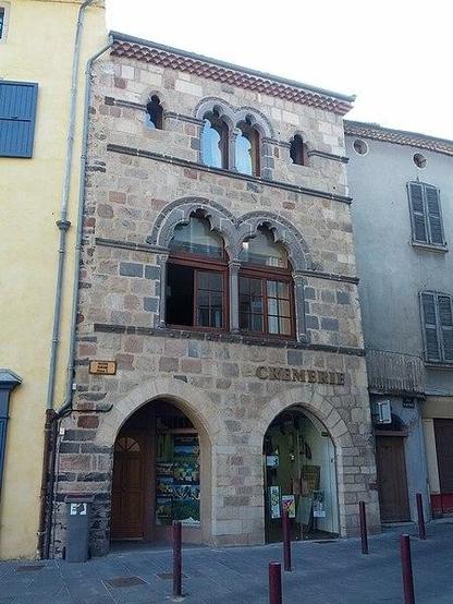 Maison romane dite Maison Porte à #Brioude (#HauteLoire) La maison doit dater du milieu du XIIe siècle. Elle présente des baies en plein cintre en façade. Au XIIIe siècle, un premier remaniement remplace les pl...
Suite 👉 https://monumentum.fr/monument-historique/pa00092621/brioude-maison-romane-dite-maison-porte
#Patrimoine #MonumentHistorique
Photo CC-BY-SA 4.0 : Jan Niggemann