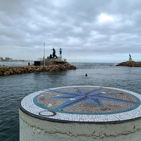 Au bord de la mer Méditerranée, à Palavas-les-flots, par un après-midi hivernal