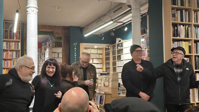 Servando Carballar, Ana Curra, Sara Morales, Julián Hernández, Óscar Mariné y Jesús Ordovás en la librería Antonio Machado de Madrid ayer.