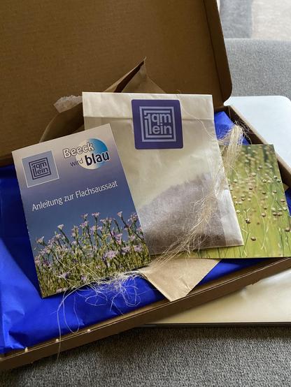 Päckchen mit einem verpackten Flachssamentütchen