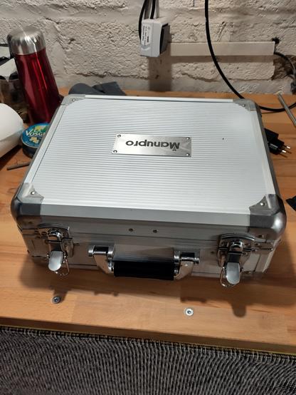 Mallette en aluminium contenant les outils, fermetures en bon état.