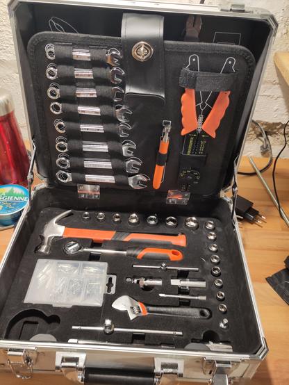 Mallette ouverte montrant:
un jeu de clé mixtes du 8 au 15mm
un doigt magnétique
une pince à sertir
Un marteau avec arrache clou
un cliquet avec des douilles et accessoires douilles du 8 au 20mm
Un assortiment de clous
une clé à molette