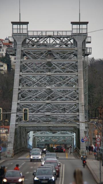 Brücke längs fotografiert, mit sehr viel Tele
