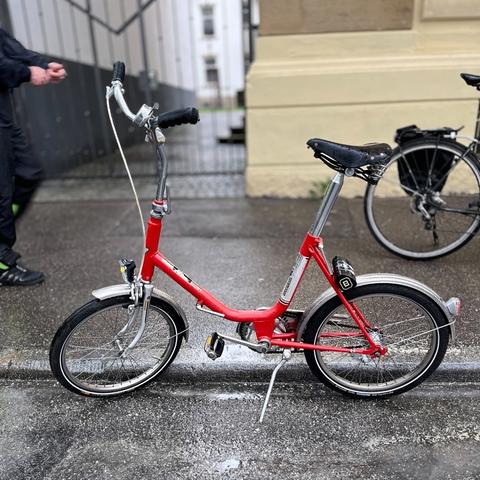 Ein rotes Klapprad
