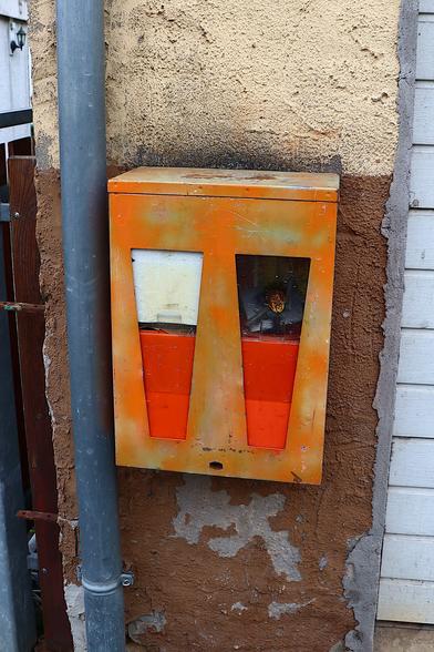 an old gumball machine 
ein alte Kaugummiautomat