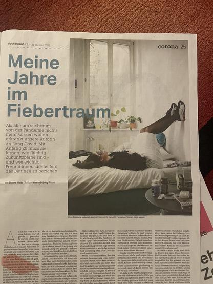 Die erste Seite des verlinkten Text in der Print-Ansicht. Titel: „Meine Jahre im Fiebertraum“, mit einem Foto der Autorin Shayna Bhalla, die mit einer Augenmaske in ihrem Zimmer im Bett liegt und die Füße an die Wand hochgestellt hat.