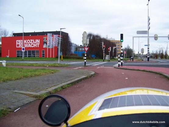 This traffic light defaults to green for bicycles. Excellent.