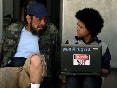 Frank and hist young friend investigate the contents of a flash drive using an Acer Extensa 5620 in "Bad Ass".