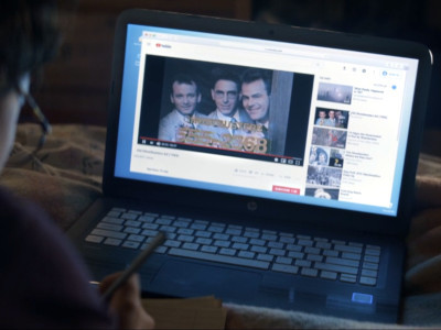 Phoebe uses her HP Stream to learn more about the Ghostbusters in "Ghostbusters: Afterlife".