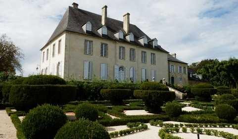 Château à #Viven (#PyrénéesAtlantiques) Le marquis Jean César de Mesplès fut l'un des personnages importants de la Société béarnaise du XVIIIe siècle. C'est lui qui remplaça le manoir par le château actuel avec...
Suite 👉 https://monumentum.fr/monument-historique/pa00084548/viven-chateau
#Patrimoine #MonumentHistorique
Photo CC-BY-SA 4.0 : Jean de Latapie
