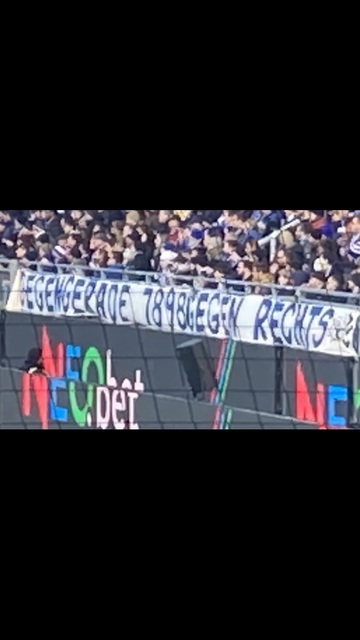 Banner mit blauer Schrift auf weißem Grund und der Aufschrift Gegengerade 1898 gegen Rechts