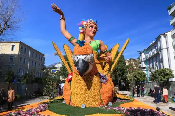 Scultura di limoni e arance
