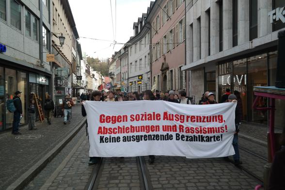 Fronttransparent der Demo gegen die Bezahlkarte am 25.01.2025 - Geggen soziale Ausgrenzung, Abschiebung und Rassismus! Keine ausgrenzende Bezahlkarte!