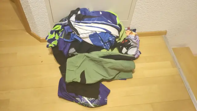 Ein Haufen aussortierter Bikeklamotten.