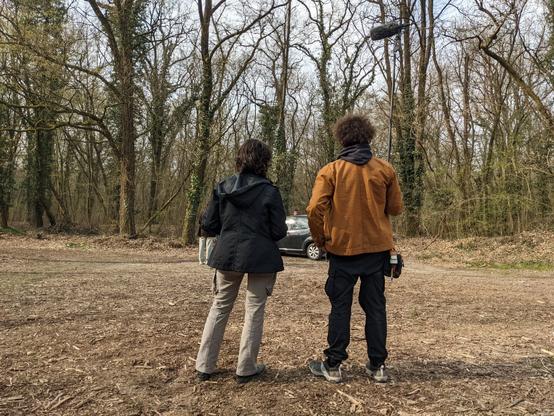 Due membri della troupe in attesa