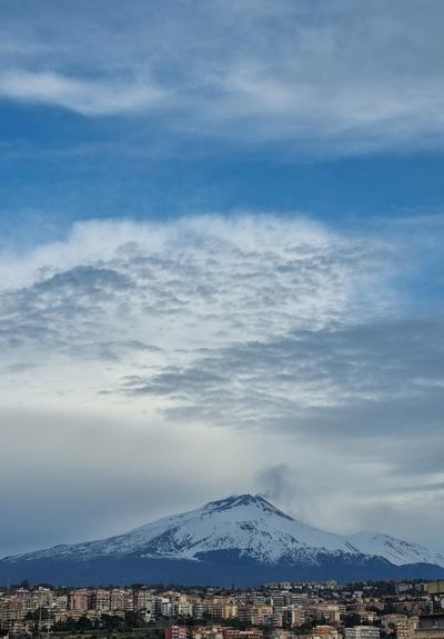 Etna innevato che veglia sulla citta