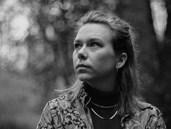 Portrait einer Frau, die schräg nach links oben schaut.